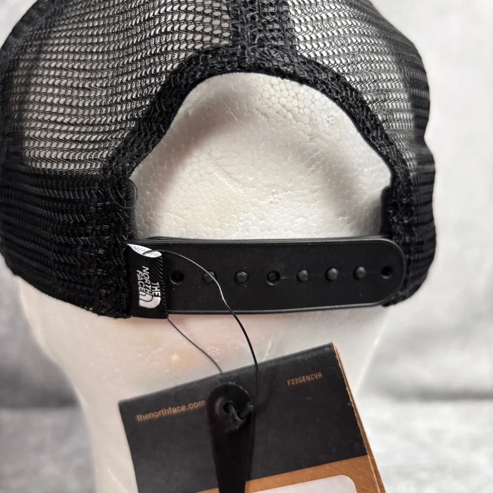 The North Face Embroidered‎ Mudder Trucker Hat Bear with Cub Graphic Unisex NWT